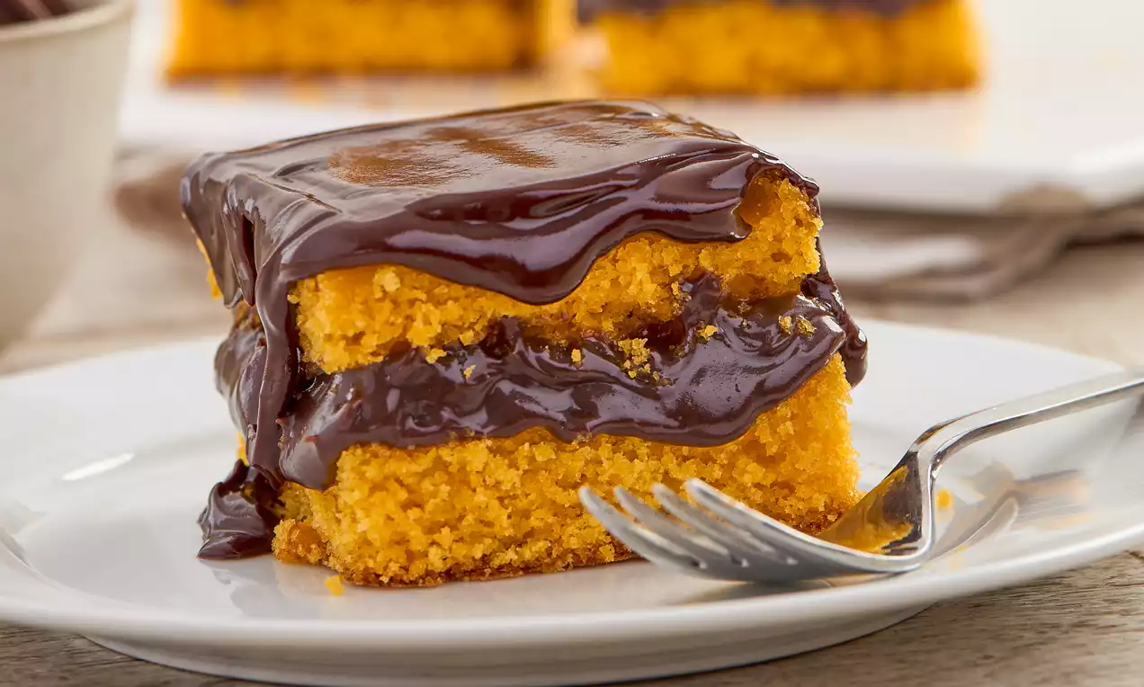 Bolo de cenoura com chocolate da Santo Quitute